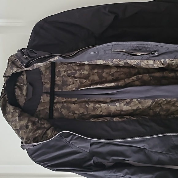 391. Lululemon Fo Drizzle Jacket - Picture 10 of 14